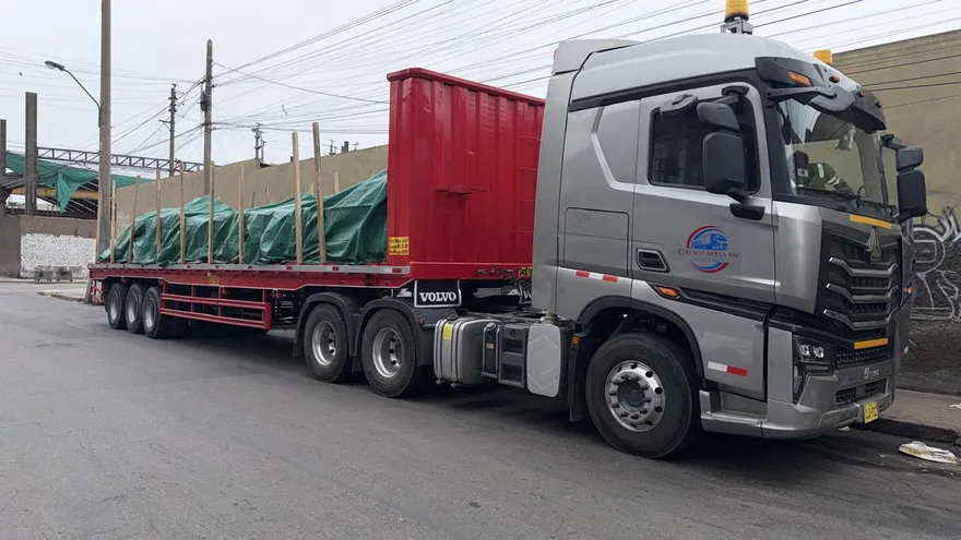 Tractocamión con carga encarpada