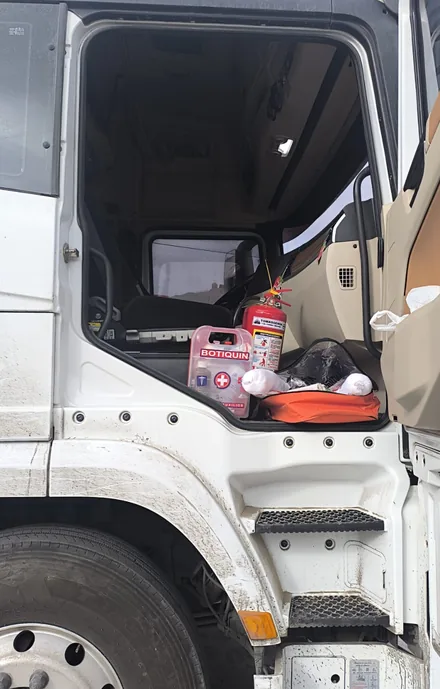 Cabina equipada con botiquín, extintores y kit antiderrames
